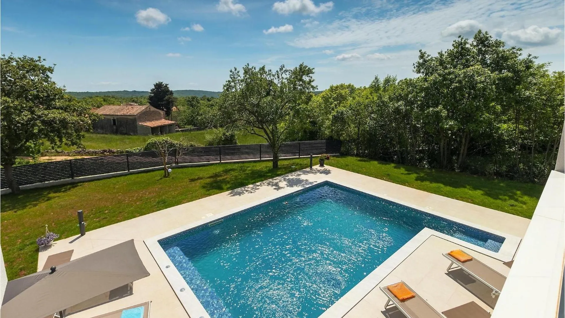 Villa Lucas Pula 0*,